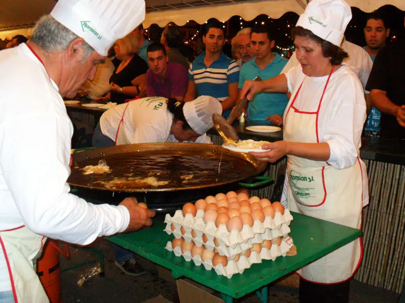 Sartenes gigantes friendo huevos