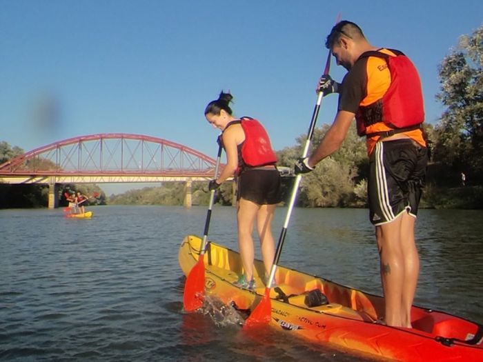 Puente y palistas en ruta guiada